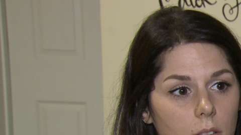 La madre reporta que le cortaron el cabello a su hija.