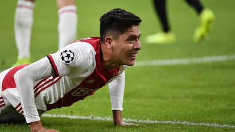 Edson Álvarez con el Ajax en un juego de la Champions League.