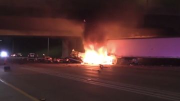 El conductor del camión quedó atrapado dentro de la cabina en llamas.