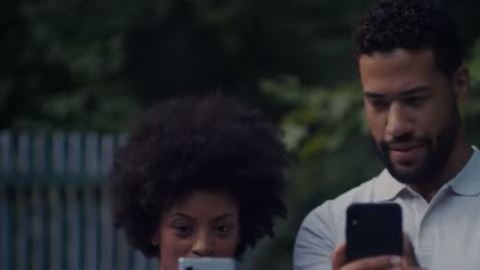 Una vez más, Samsung se mofa de su principal competidor.