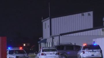 La encargada que estaba siendo agredida sacó su pistola y le disparó al sospechoso varias veces quitándole la vida.