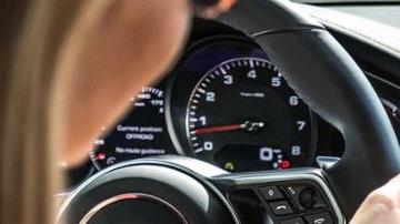 El Porsche taycan es prácticamente un teléfono gigante