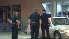 Cuando los oficiales que respondían a la llamada llegaron a la escena encontraron a la víctima con una herida de bala en su pierna.