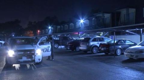 El incidente ocurrió en el complejo Briarwood Apartments ubicado en la cuadra 1700 de la calle Bowie el domingo por la madrugada.