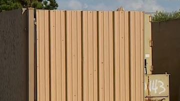 Bebé milagrosamente sobrevive tras haber sido abandonado en una maleta cerca de un basurero.