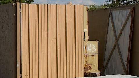 Bebé milagrosamente sobrevive tras haber sido abandonado en una maleta cerca de un basurero.