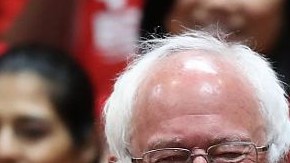 Sanders bromeó sobre el pelo de Trump y dijo que admira que madrugue.