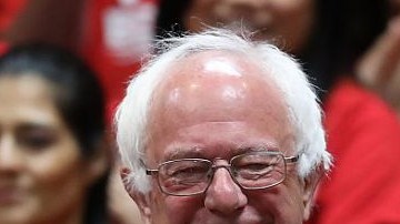 Sanders bromeó sobre el pelo de Trump y dijo que admira que madrugue.