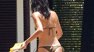 Photo © 2019 Backgrid/The Grosby Group
Spain: Lagencia Grosby

EXCLUSIVE
Jamaica,   Aug 30, 2019.
During their Jamaican mini Bachelorette party, Kendall Jenner and Hailey Bieber get cozy in bikinis and relax on pool chairs. The models bring books with them and make sure to lotion up with sunscreen.
Kendall Jenner sunned her stunning supermodel figure while vacationing in Jamaica with pal Hailey Baldwin