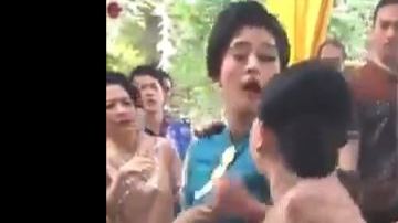 Manotazos e insultos hubo en esta pelea.