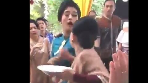 Manotazos e insultos hubo en esta pelea.