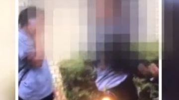 En el video donde la niña fue agredida por otra compañera se observa a la agresora insultando a la adolescente hasta que empieza a golpearla.