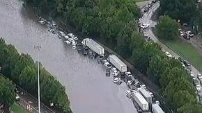 Miles de motoristas se encuentran atrapados en las carreteras de Houston.