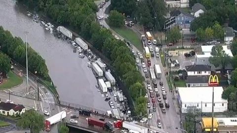 Miles de motoristas se encuentran atrapados en las carreteras de Houston.