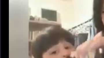 El pequeño bebé con gusto la cerveza.