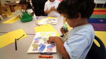 Las clases de arte hacen una diferencia en la vida de los niños. (Archivo/La Opinión)