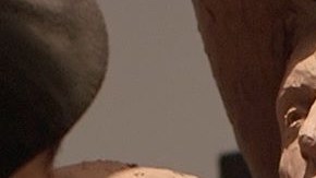 El artista Dan Medina da los últimos toques a la estatua del Bracero que será colocada el 29 de septiembre en la Plaza del Inmigrante en el centro de Los Ángeles. (Foto suministrada).