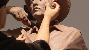 El artista Dan Medina da los últimos toques a la estatua del Bracero que será colocada el 29 de septiembre en la Plaza del Inmigrante en el centro de Los Ángeles. (Foto suministrada).