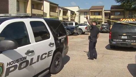 Policías fueron llamados a un complejo de apartamentos a eso de las 3:00 p.m. el lunes.