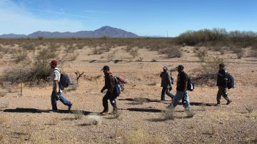 Inmigrantes a su paso por el desierto de Sonora.