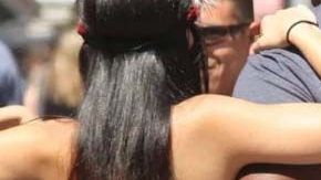 Las mujeres en bikini en Times Square posan semidesnudas con turistas a cambio de dinero.