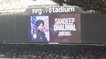Durante el partido de los Houston Texans vs Carolina Panthers en el estadio NRG alrededor de 70 mil personas guardaron un minuto de silencio en su honor antes del partido.