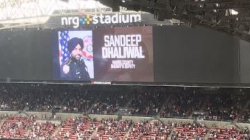 Durante el partido de los Houston Texans vs Carolina Panthers en el estadio NRG alrededor de 70 mil personas guardaron un minuto de silencio en su honor antes del partido.