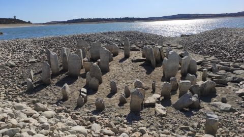 Debido a la baja cota del agua del Embalse de Valdecañas el Dolmen de Guadalperal es visible.