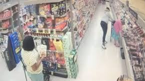 Dos mujeres roban sin piedad a una anciana.