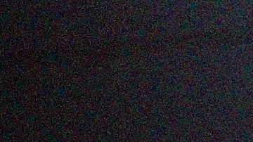 Lleno de júbilo, Douglas Oviedo abraza a Kei Kurimoto, miembro de un grupo musical que lo apoyó.