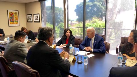 Supervisora Hilda Solís acompaña al ex vicepresidente durante su visita al sur de California. (TW: Solís)