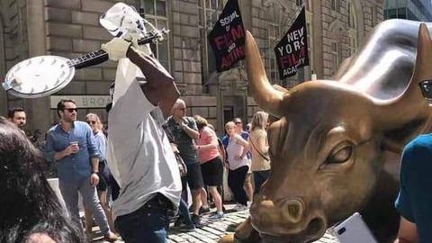 El momento del ataque a la escultura.