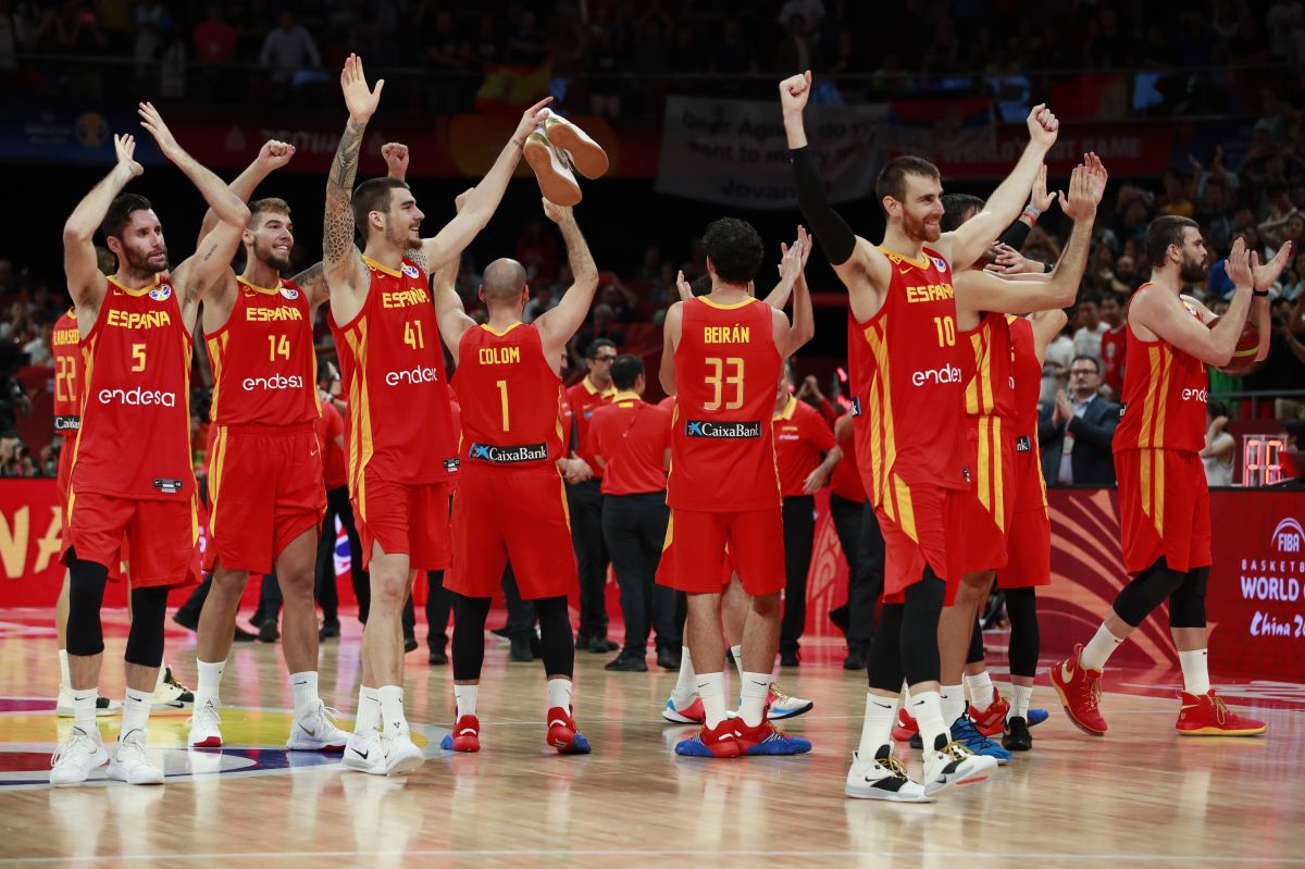 La selección española celebra al término del partido ante Argentina su campeonato mundial.