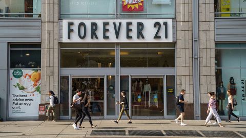 La cadena cerrará entre 300 y 350 tiendas a nivel mundial.