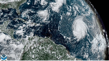 El huracán Lorenzo (derecha) se fortalece en el Atlántico.