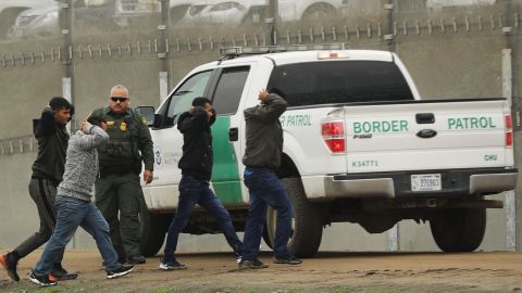 La detenciones de inmigrantes han bajado en la frontera tras acuerdo con México.