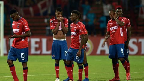 Los fans de Independiente de Medellín arrojaron jeringas a la cancha para protestar por el rendimiento de los jugadores del club.