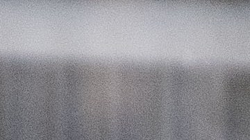 Un policía camina junto a una señal de tráfico dañada en Charleston.