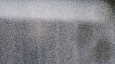 Un policía camina junto a una señal de tráfico dañada en Charleston.