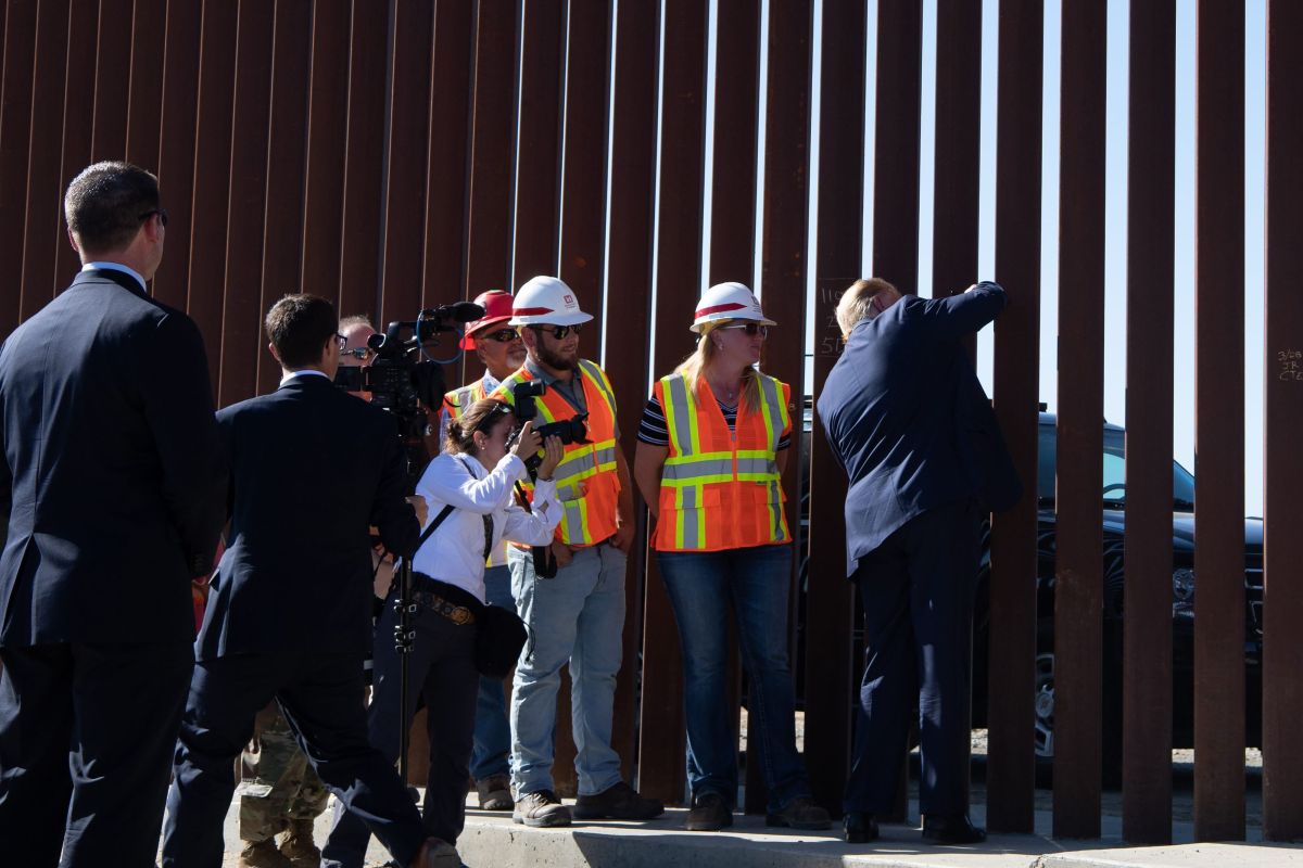 Trump firma el nuevo muro fronterizo en Otay Mesa, California.