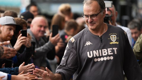 La foto del técnico con la indumentaria del Leeds se ha hecho viral