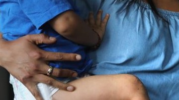 Nora Quinonez, que enfrenta en soledad la crianza de sus dos hijas y la leucemia de la menor, pide piedad a ICE.