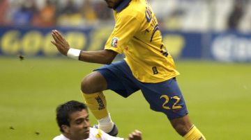 Alvin Mendoza, de América, disputando un juego de Copa Libertadores contra Colo Colo.