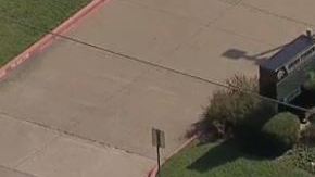 Todos fueron trasladados a la escuela Grapevine High School mientras que el escuadrón antibombas revisó el plantel escolar.