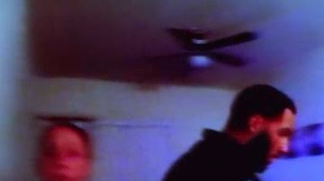 El jurado observó imágenes de la cámara corporal de uno de los policías que llegó a la escena.