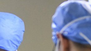 El enfermero su puso a jugar con la vagina de una paciente terminal.