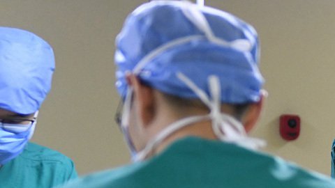 El enfermero su puso a jugar con la vagina de una paciente terminal.