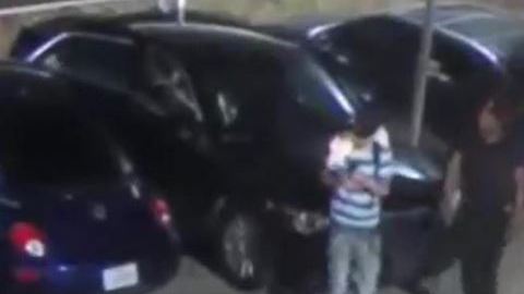 Las autoridades piden la ayuda del público para identificar a tres hombres que el pasado 19 de agosto ingresaron a la fuerza a un apartamento.
