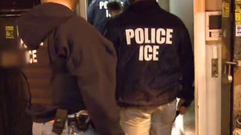 ICE mantiene sus operativos en espacios de trabajo.