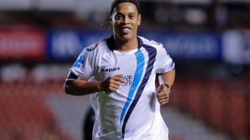Ronaldinho tendrá que saldar su deuda con el gobierno si quiere jugar futbol en el extranjero.
